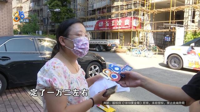 男子站车边卸货被一摞瓷砖砸倒 外墙脱落引发车辆受损争议