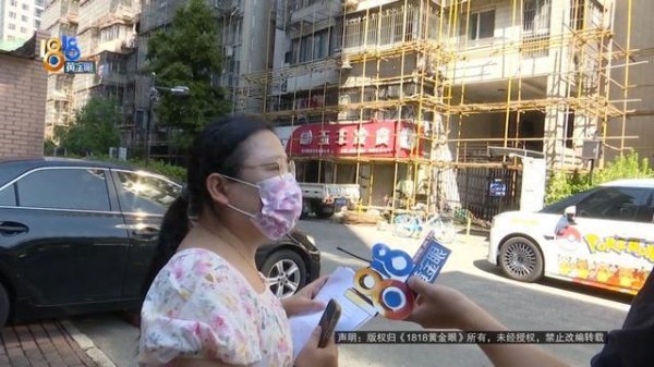 第二证券 男子站车边卸货被一摞瓷砖砸倒 外墙脱落引发车辆受损争议